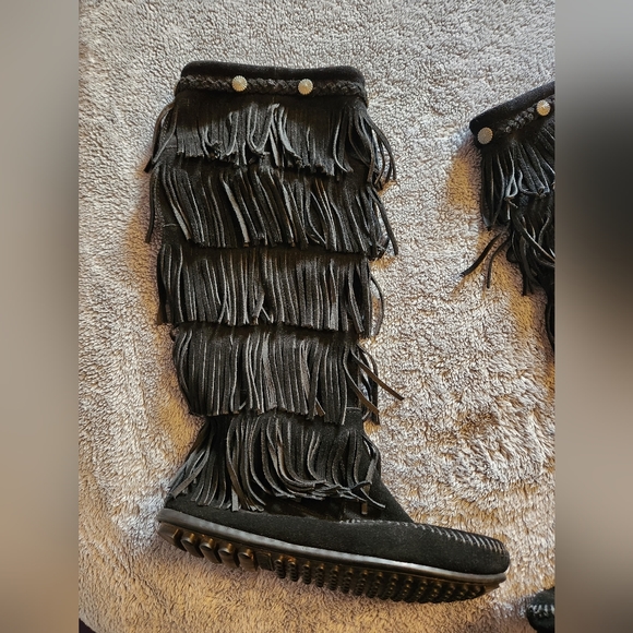 Minnetonka Tall 5 Layer Fringe Boots - Picture 6 of 7